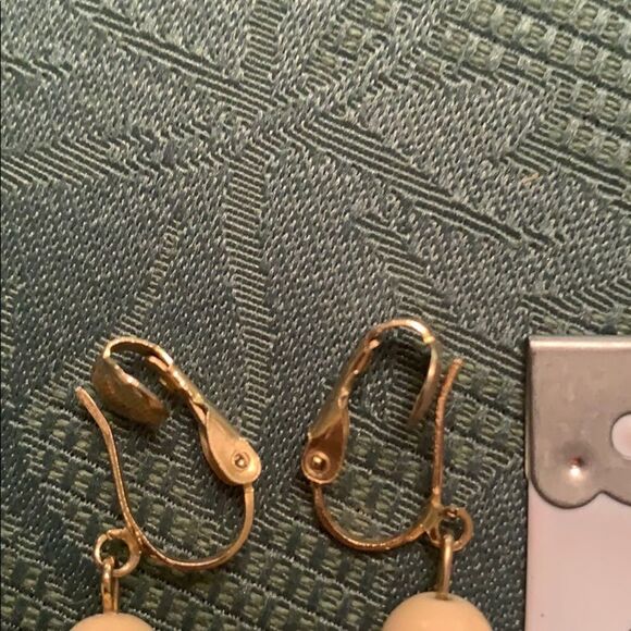 Vintage dangling tan & gold clip earrings - Picture 3 of 4